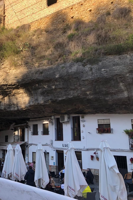 ab Marbella/Estepona: VIP-Tour Ronda + Setenil d. l. Bodegas - Choosing whether to enter the bullring