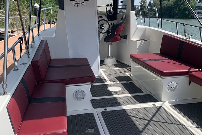 Boat Trip "Los Rincones del Guadalquivir" - A small boat, with the comfort trade-offs