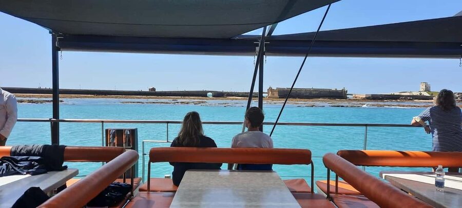 Cadiz capital:Catamarán Experience paseo con baño y almuerzo - Leaving port on the Pura Vida