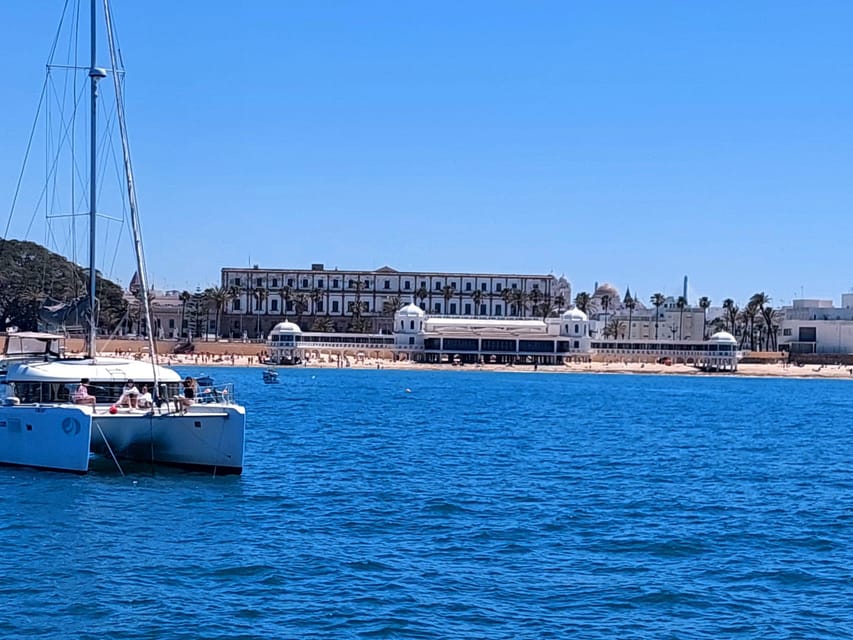 Cadiz capital:Catamarán Experience paseo con baño y almuerzo - Lunch onboard and what the fare covers