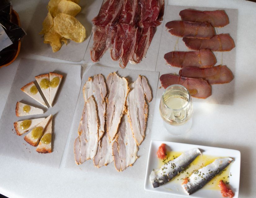 Cádiz: Local Tapas Experience - Tapas, sherry and wine in local bars