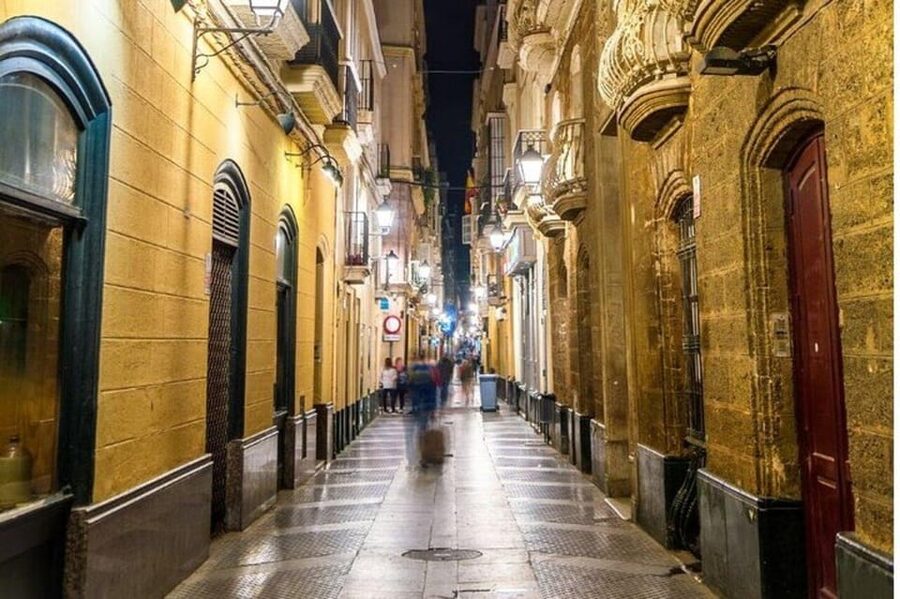 Cadiz: Must-See Highlights Walking Tour - Avenida Campo del Sur: a pause by the water