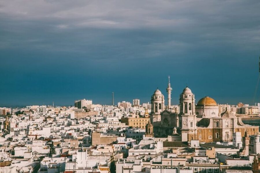 Cadiz: Private custom tour with a local guide - Who will get the most from it