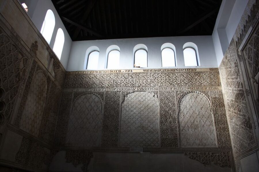 Córdoba: Alcázar and Jewish Quarter 2-Hour Guided Tour - Start at the Averroes Statue and get your bearings