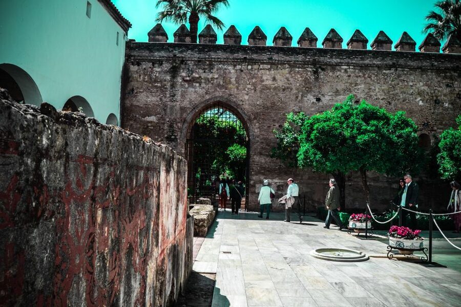 Cordoba: Alcázar de los Reyes Cristianos 1-Hour Guided Tour - Guide quality and practical cautions
