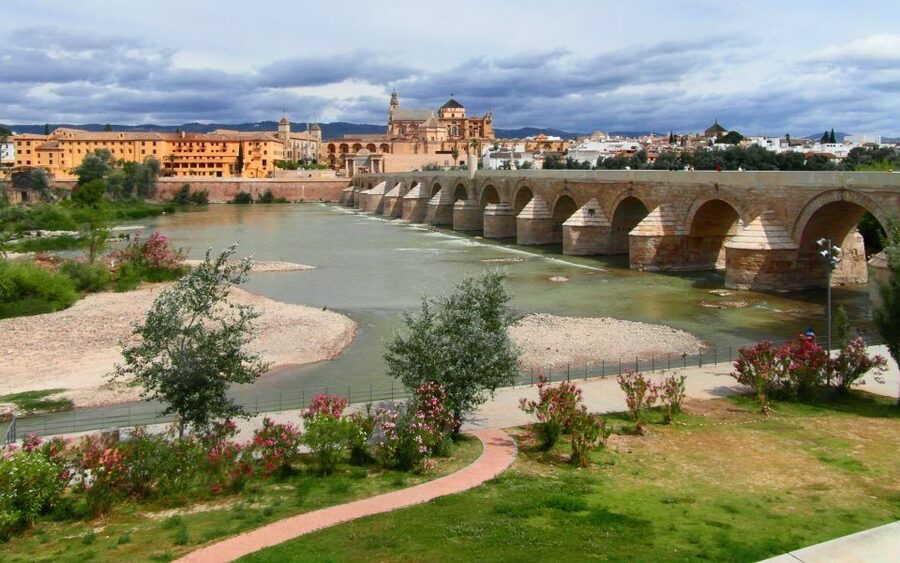 Cordoba: Electric Bike Tour - Riding through the old city’s smaller lanes