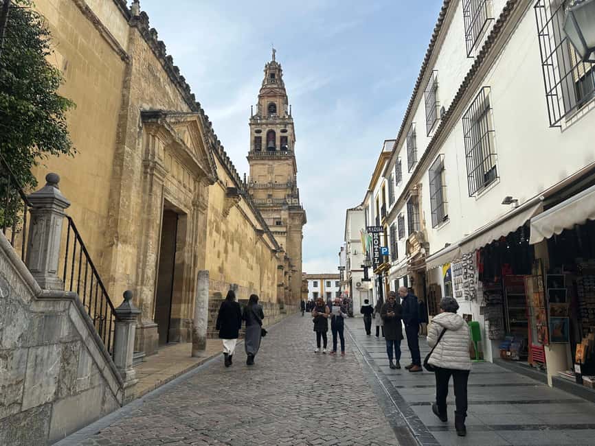 CORDOBA: GUIDED TOUR OF THE MOSQUE-CATHEDRAL OF CORDOBA WITHOUT QUEUES SPANISH - Reading the Umayyad mosque