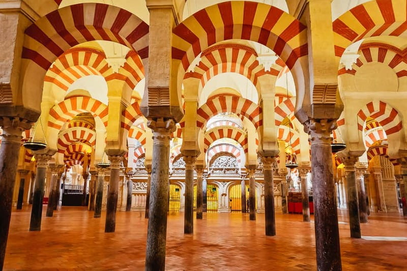 Córdoba: Jewish Quarter, Mosque, and Alcázar Tour - Guides, group size, and the pace