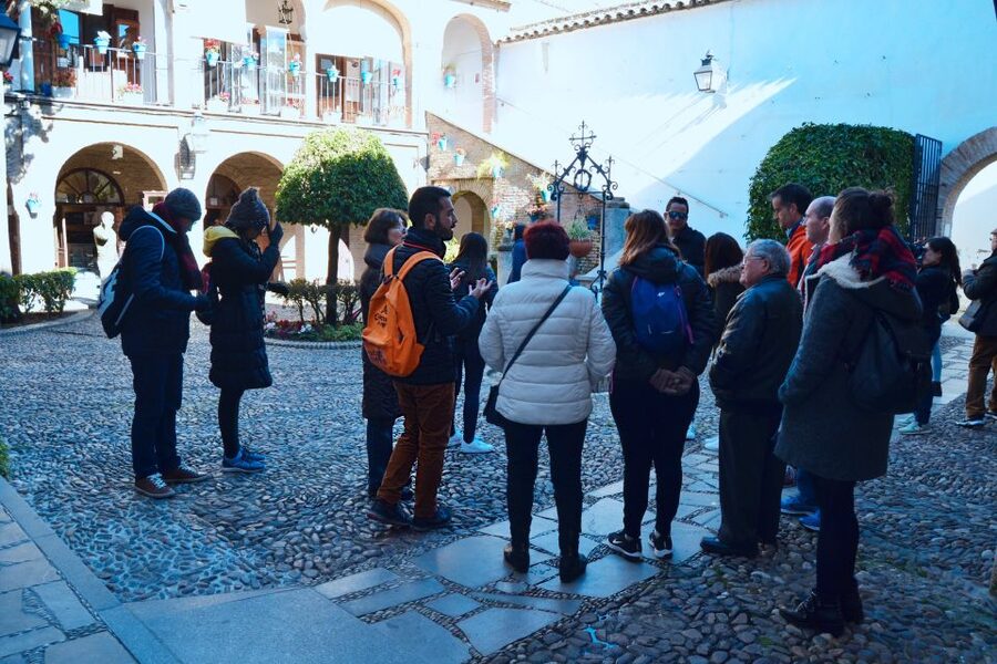 Cordoba: Jewish Quarter Walking Tour - A stop in the traditional souk