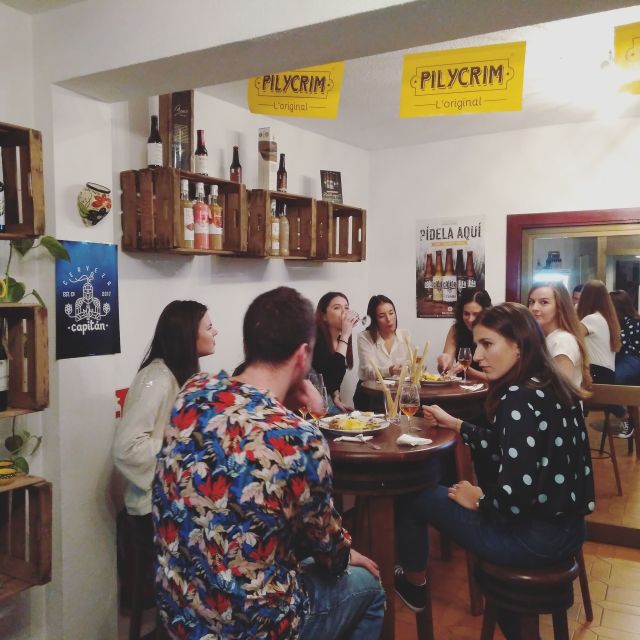 Córdoba: Local Wine Tasting Evening - Meet your guide in a small wine shop