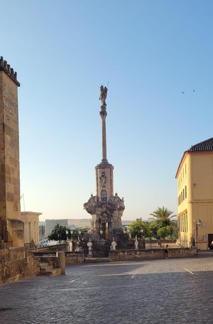 Córdoba Mid-Morning Walk - Small Groups, Native English. - Calleja de las Flores and the pleasure of a narrow lane