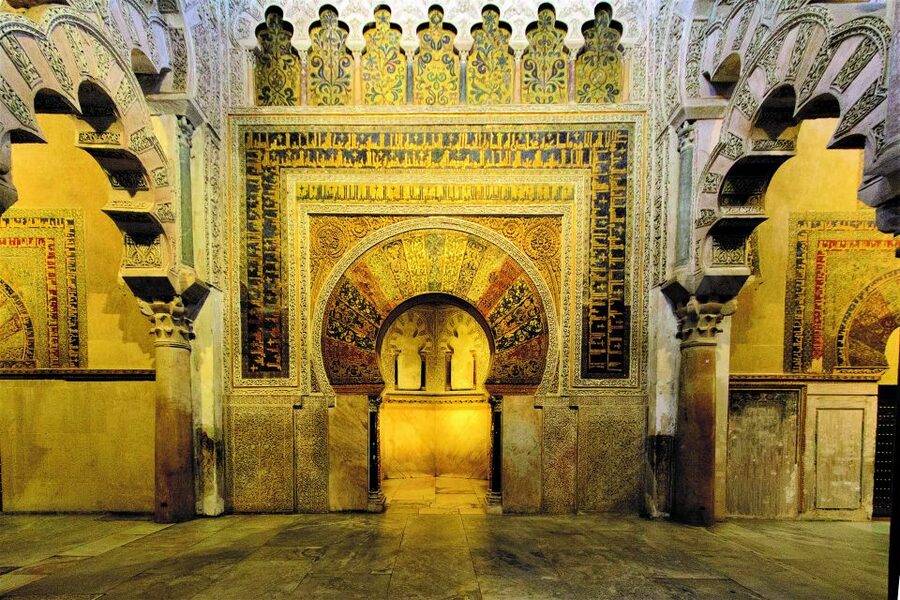 Córdoba: Mosque-Cathedral & Alcazar Guided Tour - A Mosque-Cathedral that tells more than one story