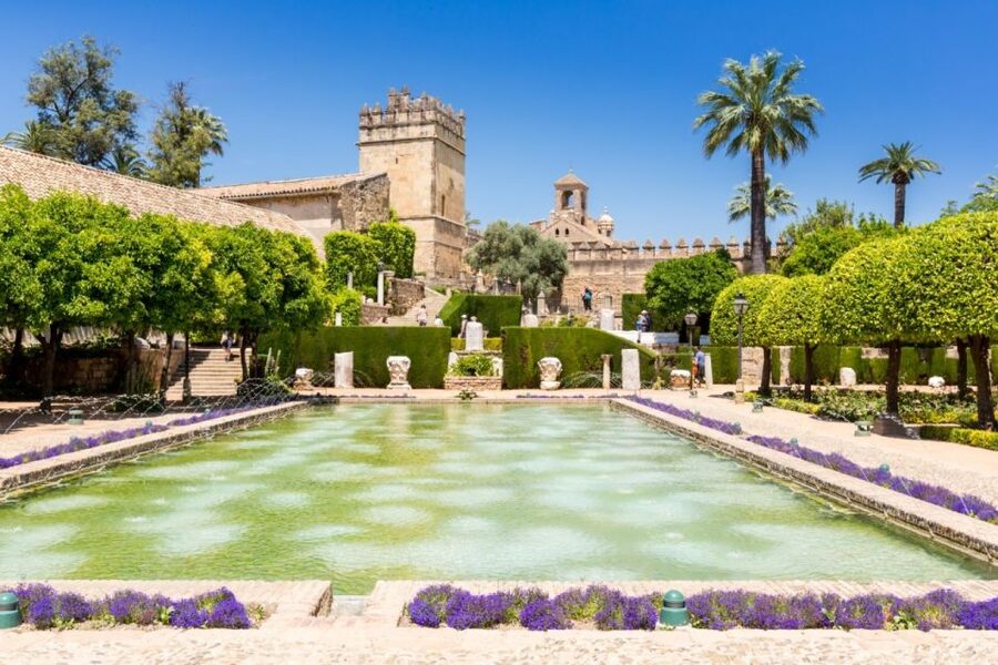 Córdoba: Mosque-Cathedral & Alcazar Guided Tour - Getting to the green umbrella on time