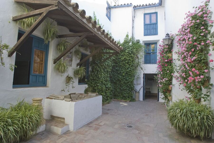 Córdoba: Viana Palace Gardens and Patios Entry Ticket - Follow the courtyards from one mood to the next