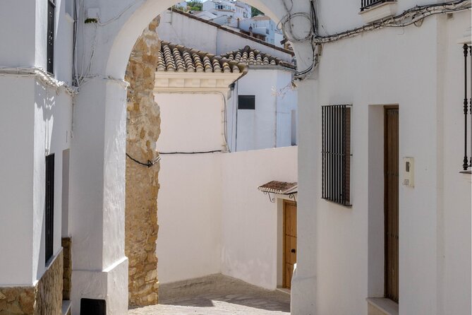 Day trip to Zahara, Setenil and Ronda from Seville - Setenil de las Bodegas: look up at the rock