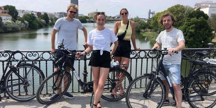 E-Bike tour in Sevilla - Santa Cruz: narrow streets and old-city character