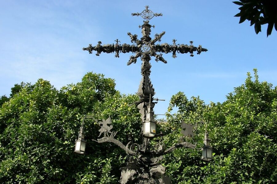 Enchanted Seville: Private Walking Tour - Why Santa Cruz works after dark