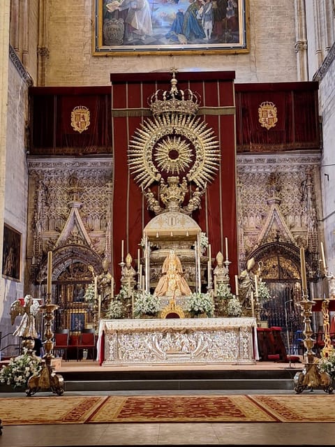 Guided tour in the Cathedral of Seville - Pause at the great altarpiece and Columbus tomb