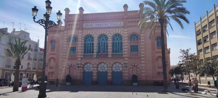 Guided visit on foot through Cádiz: stories from the hand of a local guide - Comfort, access, and who should book