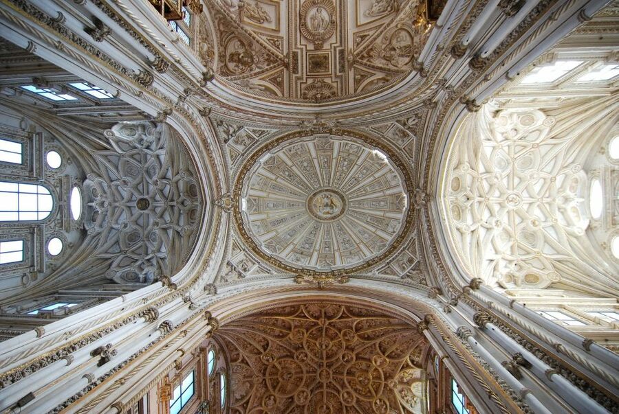 Mosque-Cathedral of Córdoba Guided Tour with Tickets - Finding the details in the forest of columns