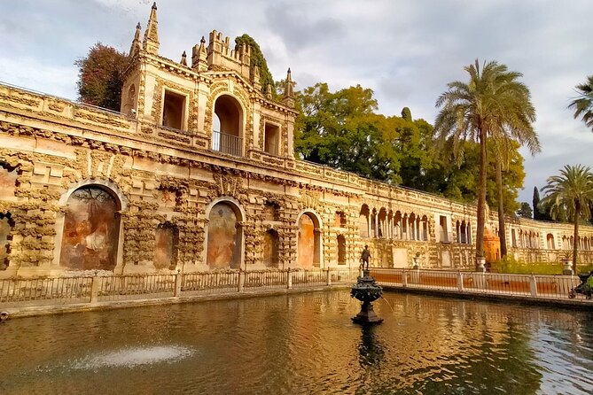 Private Walking Tour Alcazar and Cathedral in Sevilla - What a private guide adds