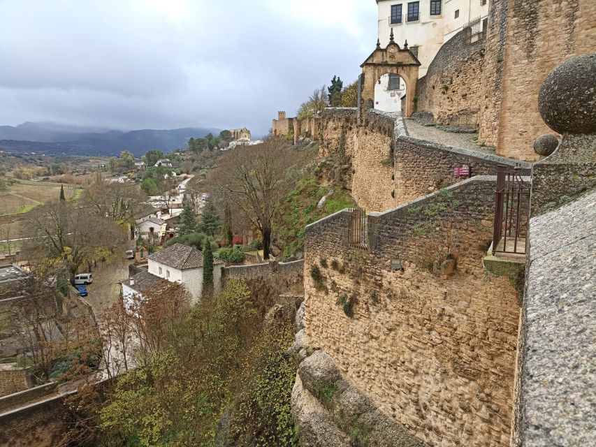 Ronda: Guided Walking Tour with English or Spanish Guide - Start with Ronda’s views, then meet its old streets