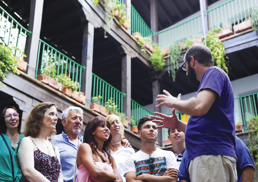 Seville: 1-Hour Walking Tour Barrio de Santa Cruz - What one hour can and cannot do
