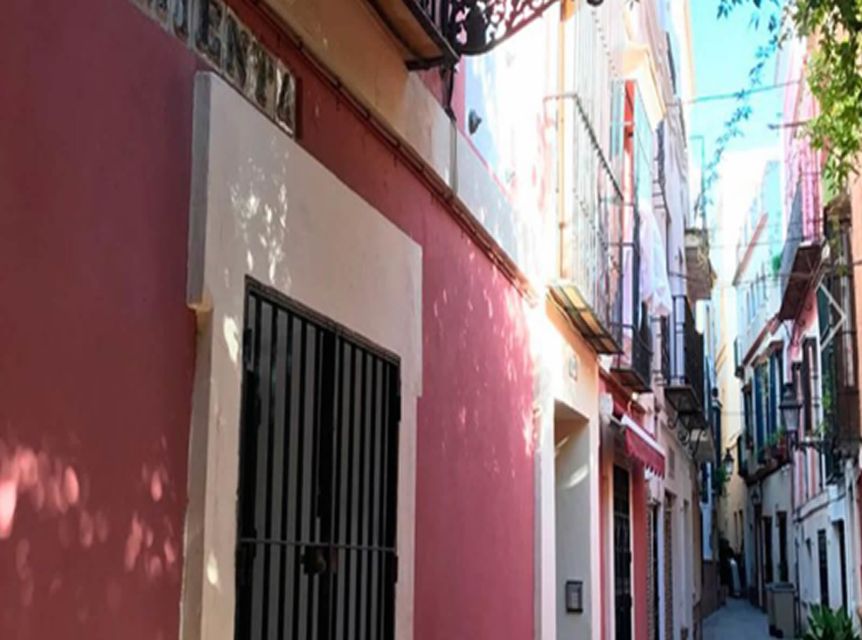 Seville: 1-Hour Walking Tour Barrio de Santa Cruz - Meeting point, weather, and walking comfort