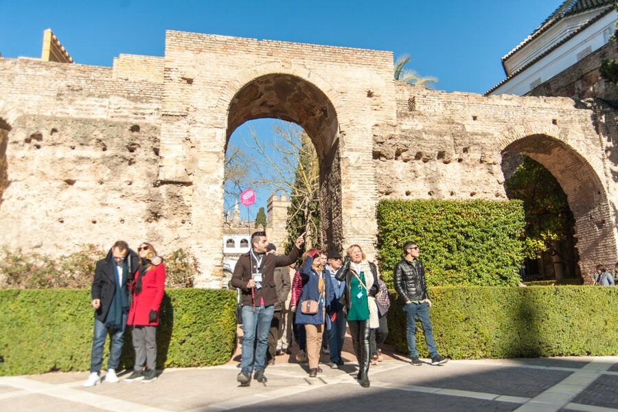 Seville: Alcázar and Cathedral Entry Ticket and Guided Tour - What the guide adds, and what the audio system does