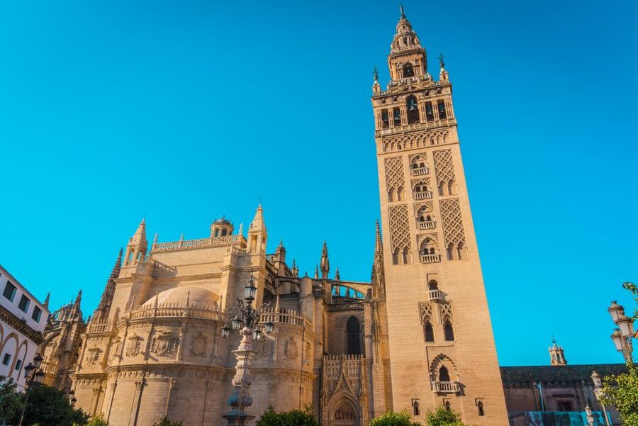 Seville: Alcázar, Cathedral & Giralda Fast Track Guided Tour - Santa Cruz on foot