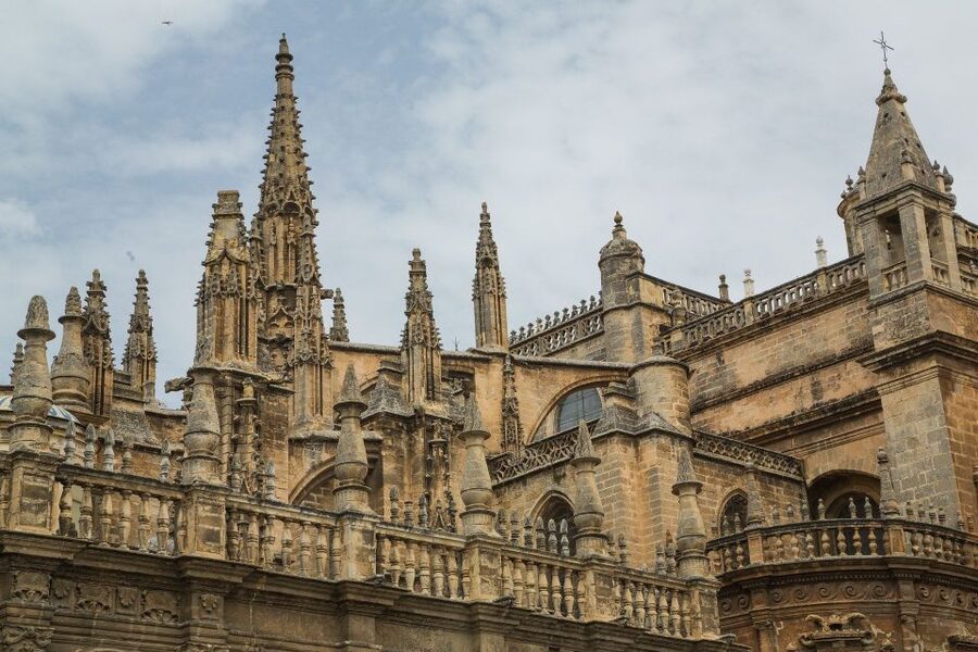 Seville: Alcázar, Cathedral & Giralda Fast Track Guided Tour - The guide can make a long tour feel lively