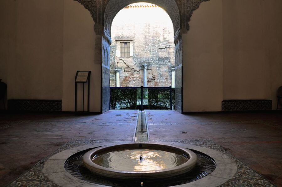 Seville: Alcazar & Cathedral Skip-the-Line Guided Tour - A useful pause before the Alcázar
