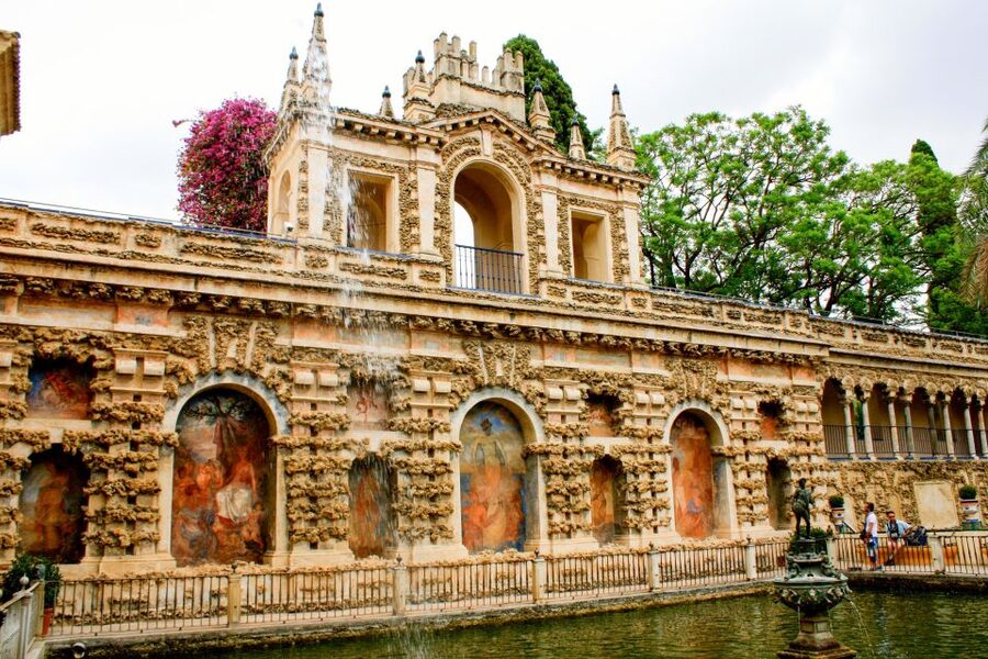 Seville: Alcazar Skip-the-Line Guided Tour with Tickets - What the guides add