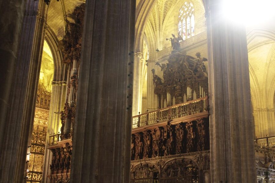 Seville: Cathedral and Giralda Skip-the-line Guided Tour - Skip-the-line entry, crowds and group pace