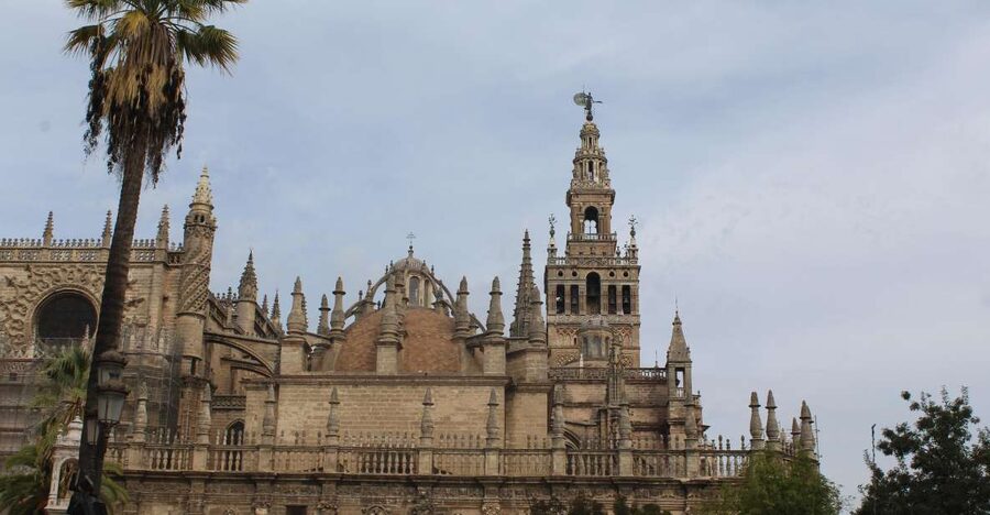 Seville: Cathedral and Giralda Skip-the-line Guided Tour - Patio de los Naranjos and Christopher Columbus’s tomb
