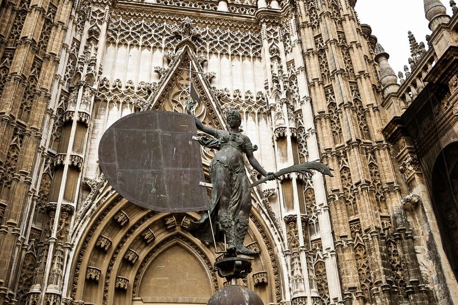 Seville: Cathedral and La Giralda Entry Ticket - Dress and pack for the rules