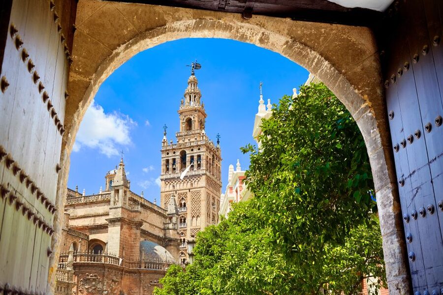 Seville: Cathedral, Giralda, and Alcazar Guided Tour - How the schedule affects your day