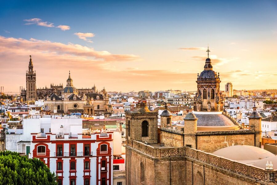 Seville: Cathedral, Giralda, and Alcazar Guided Tour - What guides add to the experience