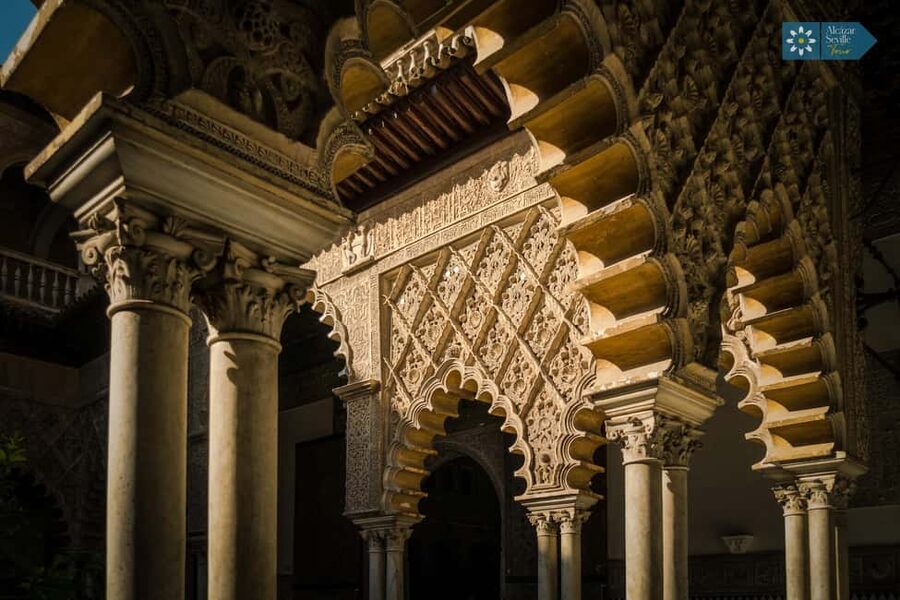 Seville: Cathedral, Giralda, and Royal Alcázar Guided Tour - What the guide adds