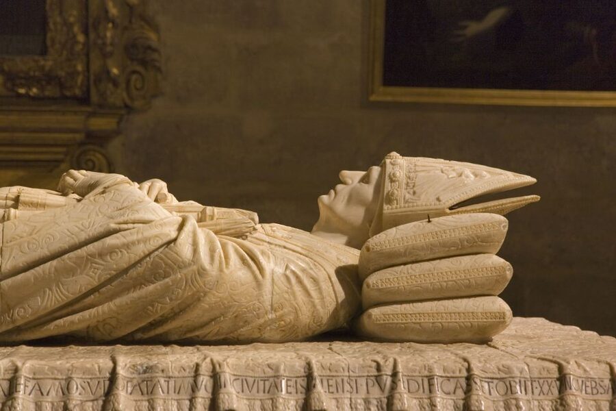 Seville: Cathedral & Giralda Guided Tour with Entry Tickets - What the guide adds to a short visit