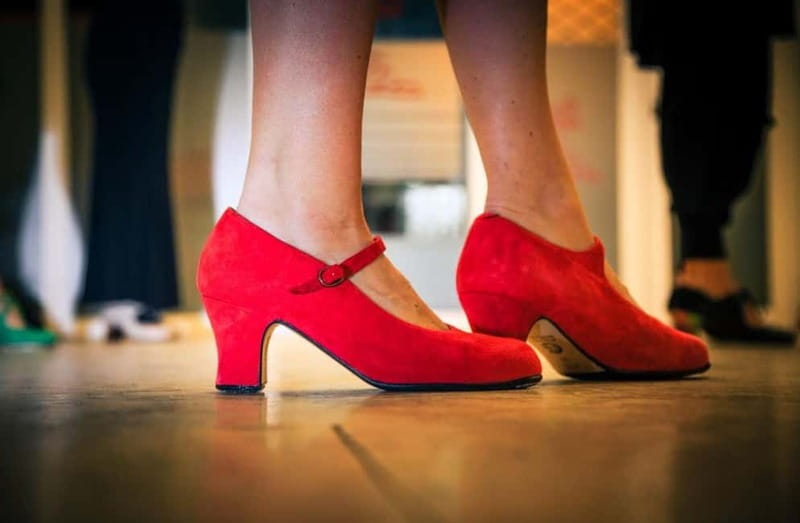 Seville: Flamenco Dance Class with Optional Costume - Costume pieces, rented shoes and what to wear