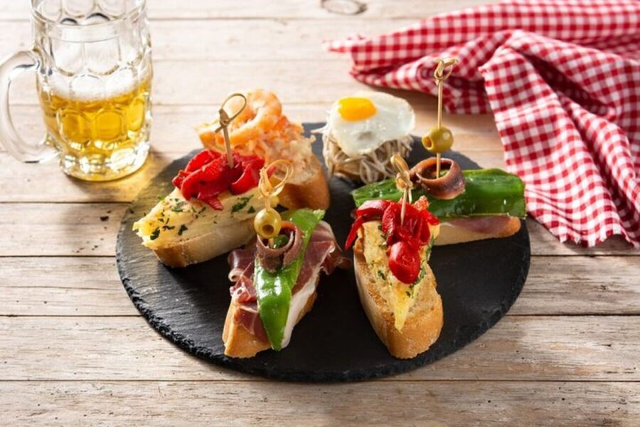 Seville: Flamenco Show and Tapas in Triana Private Tour - A walk before the tablao