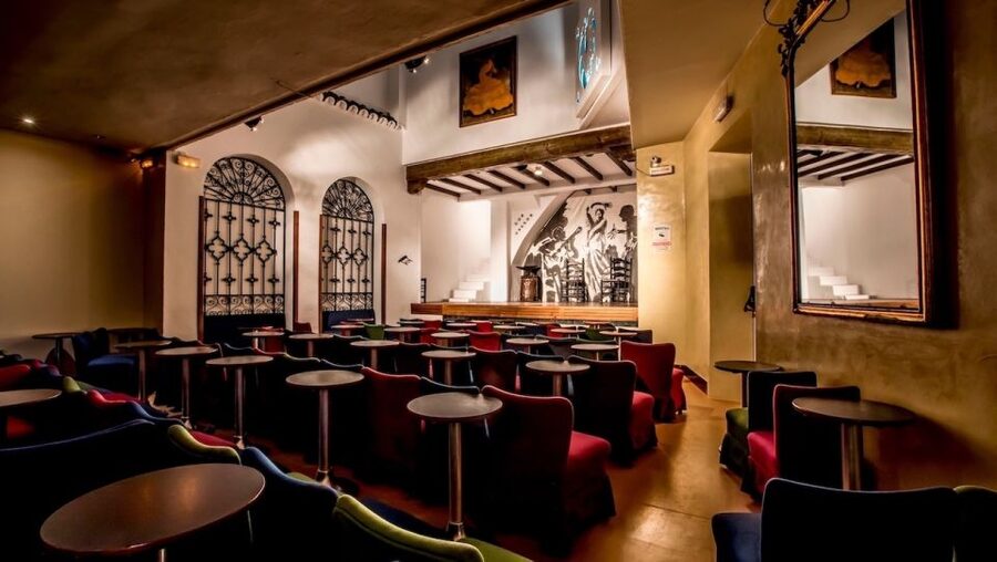 Seville: Flamenco Show at Tablao Los Gallos - Santa Cruz before and after the performance