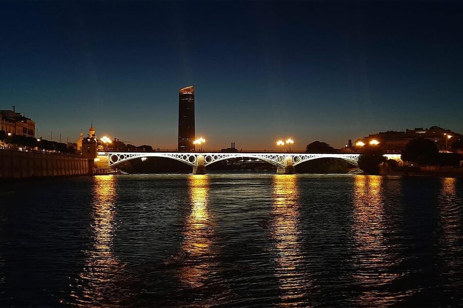 Seville: Guadalquivir Boat Tour with Optional Lunch/Dinner - What the crew adds