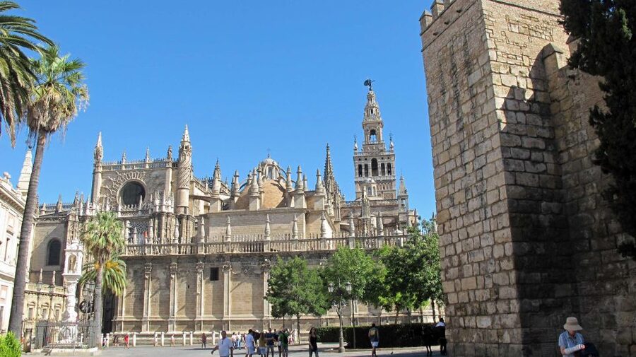 Seville: Guided Tour with Cathedral & Giralda Entrance - Audioguides and group size