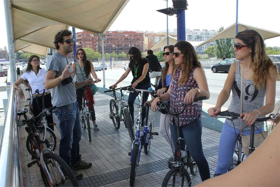 Seville: Highlights Bike Tour with Local Guide - Plaza de España gets its proper pause