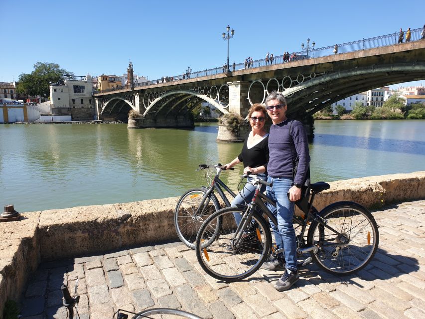 Seville: Highlights Bike Tour with Local Guide - The old center: Triunfo, Alcázar and Cathedral