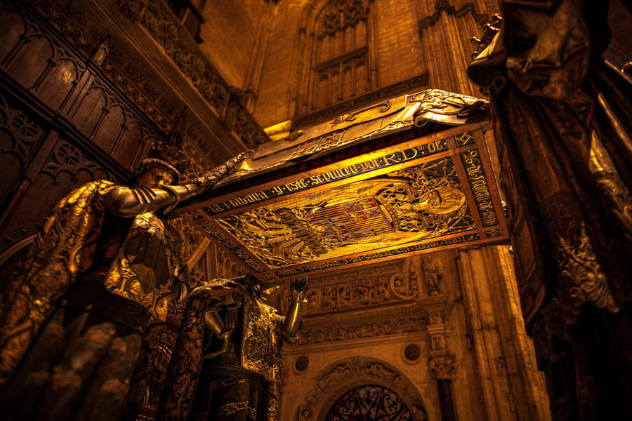 Seville: Priority Access Cathedral, Giralda & Alcázar Tour - What the guide adds