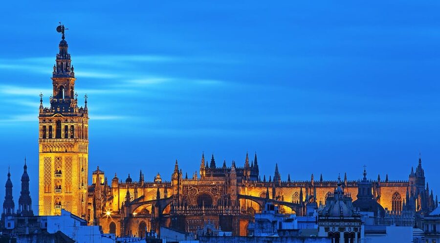 Seville: Priority Access Cathedral & Giralda Tour - From the Patio de los Naranjos to the main altar