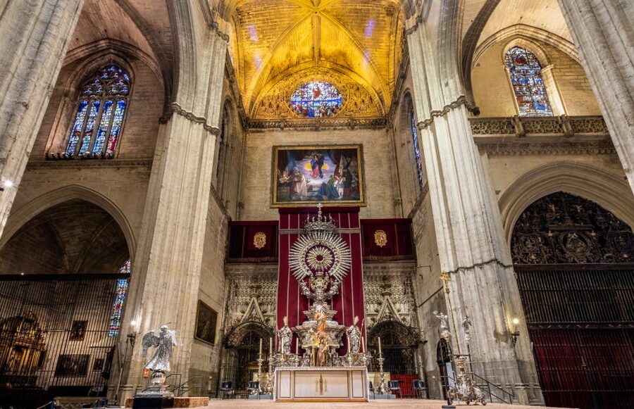 Seville: Small-Group Cathedral and Giralda Tour with Tickets - What a small group changes